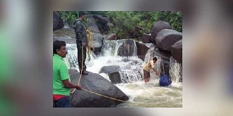 நீர்வீழ்ச்சியில் குளித்தபோது விபரீதம் - நீரில் அடித்து சென்ற 6 பேர்