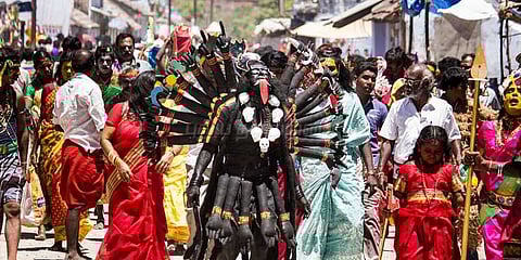 தசரா கொண்டாட்டம்: சூடுபிடித்த வேடப்பொருட்கள் விற்பனை