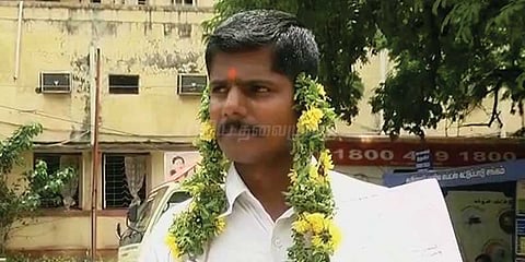 காதில் பூ வைத்து போராட்டம்