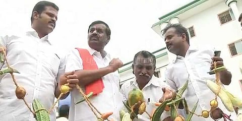 உழவர் சந்தையில் ஊழல் புகார்: காய்கறிகளுடன் விவசாயிகள் மனு