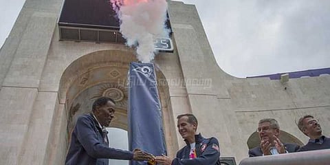 லாஸ் ஏஞ்சல்ஸ் நகரில் ஜோதி - முன்னாள் தடகள வீரர் ரஃபர் ஜான்சன் ஏற்றினார்