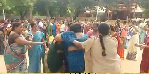 அரசு வழங்கிய இலவச சேலை - தரம் சரியில்லாததால் தீ வைத்து எரிப்பு