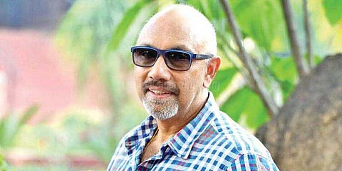 ’பார்ட்டி’யில் இருந்து திரும்பினார் சத்யராஜ்