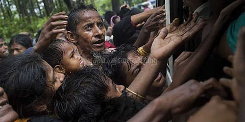 தப்பிவரும் ரோஹிங்யா இஸ்லாமியர்: வங்கதேசத்தில் இடமில்லாமல் தவிப்பு
