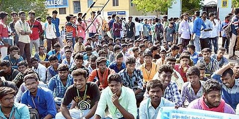 கல்லூரி தேர்வுக் கட்டணம் உயர்வு: மாணவர்கள் போராட்டம்