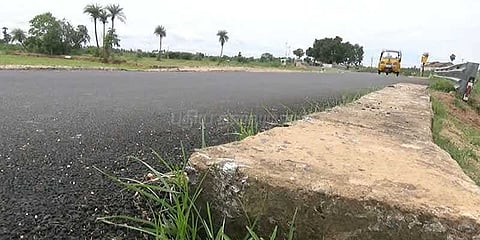 தடுப்பு சுவர் இல்லாத சாலைகள்: விபத்து ஏற்படும் அபாயம்!