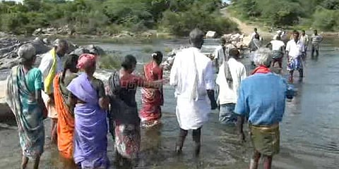 உயிரை பணயம் வைத்து ஆற்றைக் கடக்கும் பொதுமக்கள்