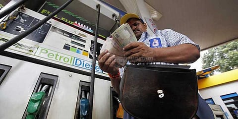 இந்தியாவில் பெட்ரோலின் இறக்குமதி விலை ரூ.30, விற்பனை விலை ரூ.70க்கு மேல் ஏன் தெரியுமா?