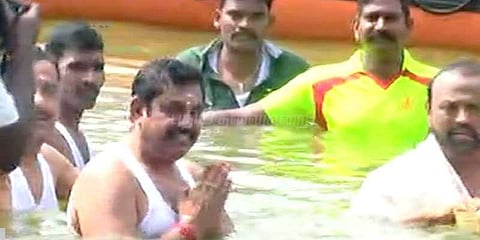 புஷ்கர விழாவில் புனித நீராடினார் முதலமைச்சர் பழனிசாமி