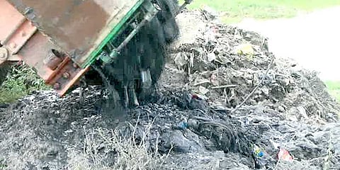 ஆற்றில் குப்பைகளை கொட்டும் நகராட்சி நிர்வாகம் - மக்கள் குற்றச்சாட்டு