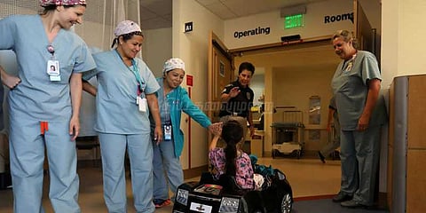 அறுவை சிகிச்சைக்கு ரிமோட் காரில் செல்லும் சிறுவர்கள் - அமெரிக்க மருத்துவமனை புதிய உத்தி