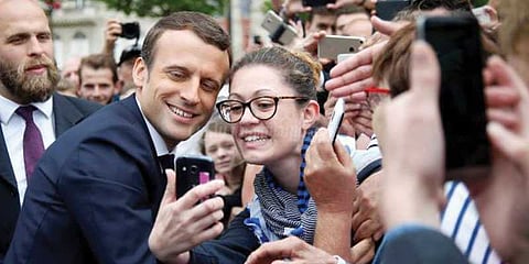 நியூயார்க்வாசிகளுடன் செல்ஃபி எடுத்துக் கொண்ட பிரான்ஸ் அதிபர்