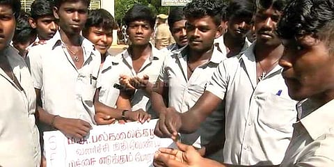 கட்டண உயர்வுக்கு எதிர்ப்பு: மாணவர்கள் பிச்சை எடுக்கும் போராட்டம்