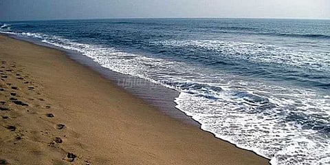 கடல் அலையில் சிக்கிய இளைஞர்கள்: விரைந்து காப்பாற்றிய ரோந்து காவலர்கள்