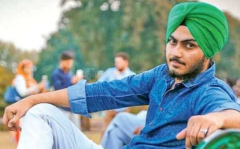 பொது இடத்தில் புகைப்பிடிக்க வேண்டாம் என்று கூறிய மாணவர் கொலை