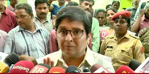 அதிகாரிகள் மீதான வழக்குப்பதிவு புதுச்சேரி மக்களுக்கு தீபாவளி பரிசு: கிரண் பேடி