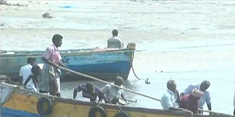 ஆயுதங்களால் அச்சுறுத்தும் இலங்கை கடற்படை: உயிர் பயத்தில் தமிழக மீனவர்கள்