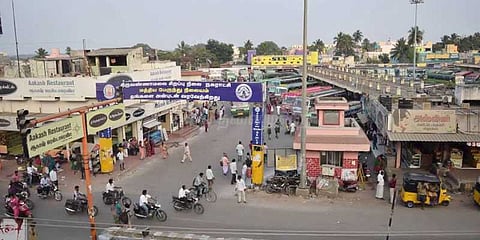 காலாவதியான உணவு பொருட்கள் விற்பனை: பறிமுதல் செய்த ஆட்சியர்