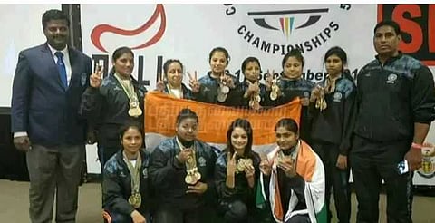 காமன்வெல்த் போட்டியில் தங்கம் வென்ற மாணவிக்கு உற்சாக வரவேற்பு