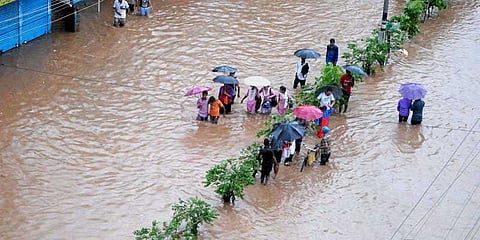 சாலையில் செல்லும் காட்டாற்று வெள்ளம்!