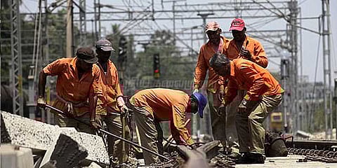 தண்டவாளத்திலிருந்து கீழிறங்கியது விரைவு ரயில்