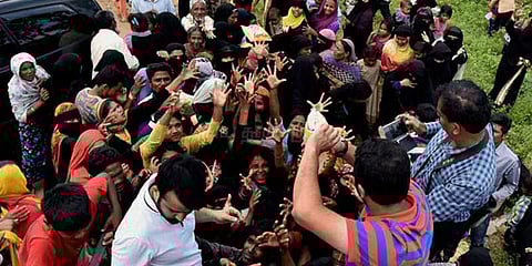 ரோஹிங்ய மக்களுக்கு உணவு வழங்கும் சர்வதேச தொண்டு அமைப்புகள்