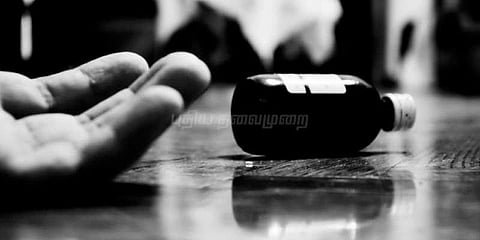 புன்னகை மன்னன் பாணியில் சம்பவம்: காதலி மரணம், உயிர் தப்பிய காதலன்