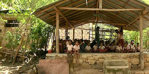 வேலை வாய்ப்பு மறுக்கப்படுவதாக புகார்... பள்ளிக்கு குழந்தைகளை அனுப்பாமல் பழங்குடியினர் போராட்டம்