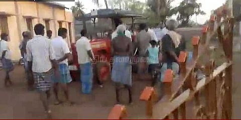 டிராக்டர் பறிமுதல் நடவடிக்கைக்கு விவசாயிகள் எதிர்ப்பு