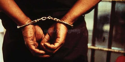 பேஸ்புக்கில் விமர்சனம்: ஓய்வு பெற்ற அரசு அதிகாரி கைது!