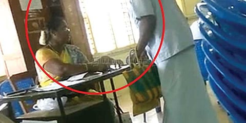 ஸ்மார்ட் கார்டுக்கு 1000 ரூபாய் லஞ்சம்