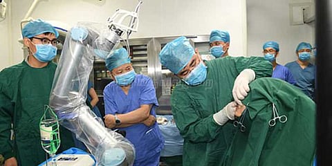 பல் அறுவை சிகிச்சை செய்து அசத்திய ரோபோ