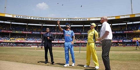 டாஸ் வென்ற ஆஸி.பேட்டிங்: பிஞ்ச், ஹாண்ட்ஸ்கோம்ப் சேர்ப்பு