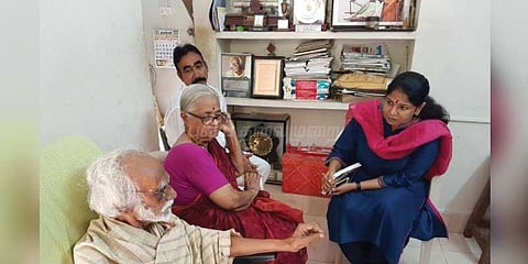 எழுத்தாளர் கி.ராஜநாராயணனை வாழ்த்திய கனிமொழி