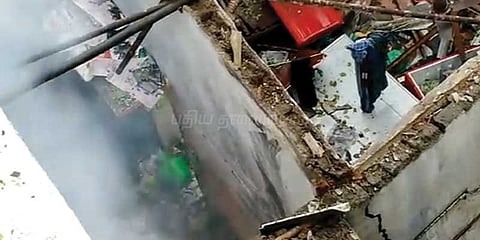 வீட்டில் பட்டாசுகள் வெடித்து 3 பேர் படுகாயம்