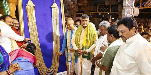 வெங்கடேஸ்வரா கோயிலுக்கு ரூ.8 கோடி மதிப்பிலான தங்க மாலை பரிசளிப்பு