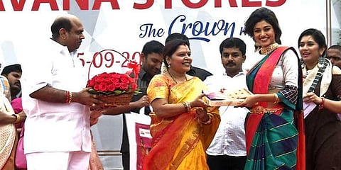 யாரைக் காதலிக்கிறார் ஓவியா?... மால் திறப்புவிழாவில் பதிலளித்தார்..!