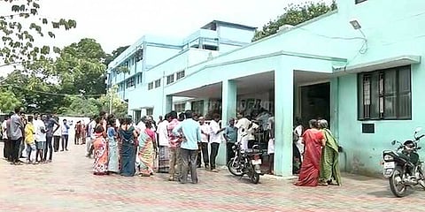 கடன் பிரச்னையால் தற்கொலை - 6 பேரின் உடல் உறவினர்களிடம் ஒப்படைப்பு