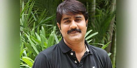 பிரபல நடிகரை வீட்டுக்குள் புகுந்து தாக்கிய சைக்கோ