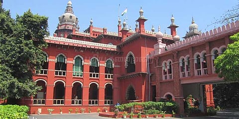 திருவள்ளூர் ஆட்சியருக்கு ஊதியம் வழங்க இடைக்காலத் தடை