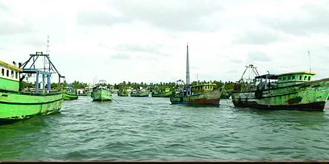 படகுகளை மீட்க இலங்கை புறப்பட்டது மீனவர் குழு