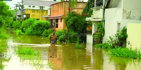 வீடுகளுக்குள் புகுந்த வெள்ளம்: வடிகால் வசதி இல்லாததால் பொதுமக்கள் அவதி