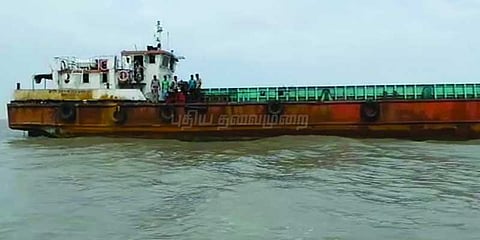 தரைதட்டி நிற்கும் கப்பலை மீட்பதில் தாமதம்