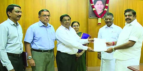 7வது ஊதியக்குழு பரிந்துரையை முதல்வரிடம் வழங்கினார் நிதித்துறை செயலாளர்