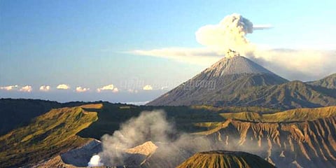 இந்தோனேசியாவில் சீறி வரும் எரிமலை..