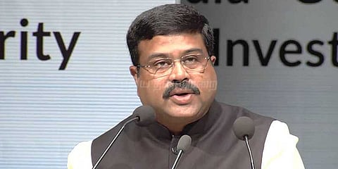 விரைவில் ஆன்லைனில் பெட்ரோல்: தர்மேந்திர பிரதான்