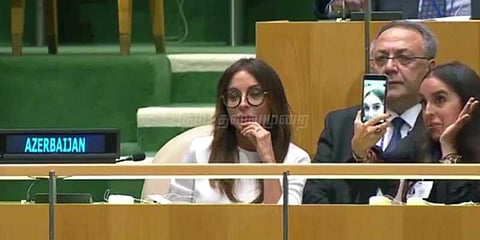 முகம் சுளிக்க வைத்த ஜனாதிபதி மகளின் செல்ஃபி...