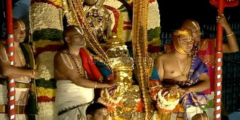 திருமலை திருப்பதியில் கருட சேவை: லட்சக்கணக்கான பக்தர்கள் வழிபாடு