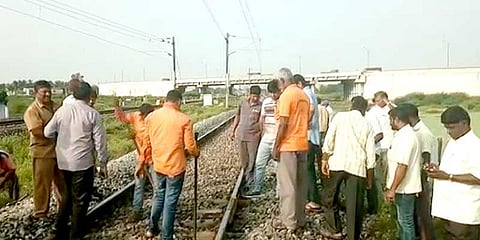 வேலூர் அருகே தண்டவாளத்தில் விரிசல்: ரயில்கள் தாமதம்