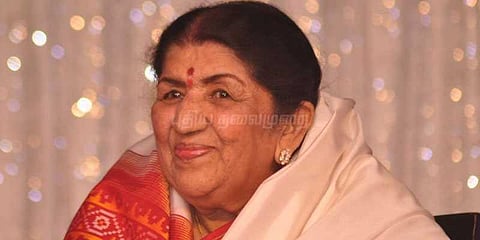 88 வயதை நிறைவு செய்தார் லதா மங்கேஷ்கர்... இவரது குரலுக்கு வயது என்றும் 20தான்
